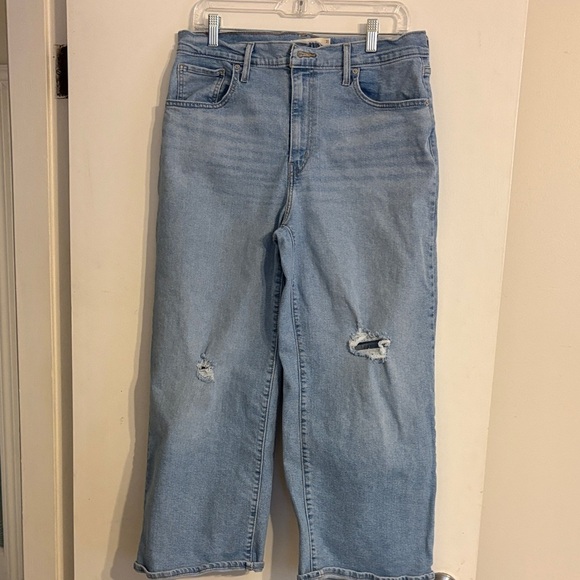 Levi's Denim - Levi's Light Blue Women's Hi-Rise, Wide Leg Jeans with Distressed Knees. Size 31